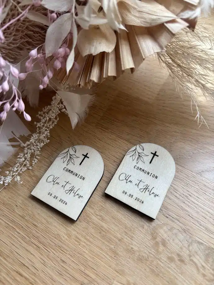 Magnet en bois - baptême & communion 2 a pair of wooden tags with a cross on it