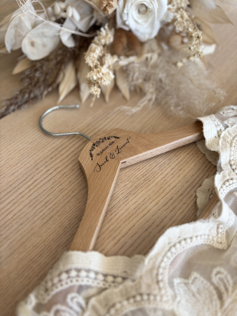 Cintre mariage personnalisé en bois