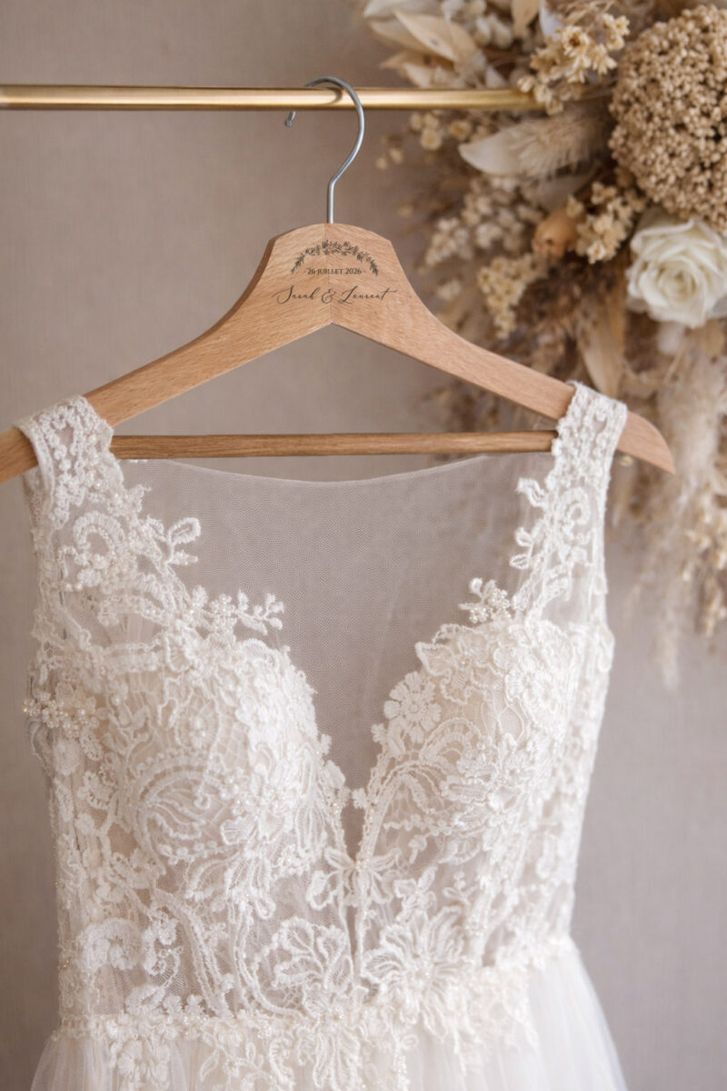 Cintre mariage personnalisé en bois